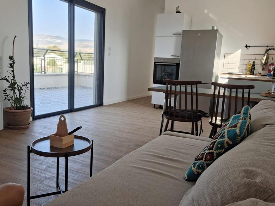 Kitchen or kitchenette, Seating area, Dining area, oven