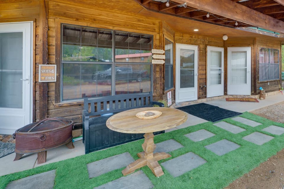 Walk to Main St! Red River Home w/ Stunning Views House in Red River