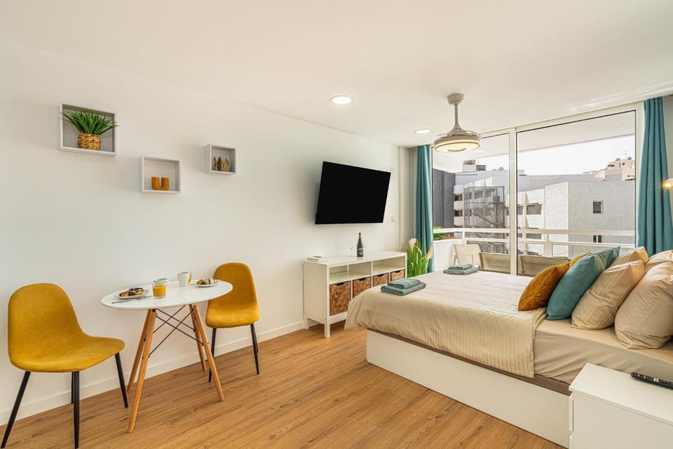 Bed, TV and multimedia, Living room, Photo of the whole room, Seating area, Dining area