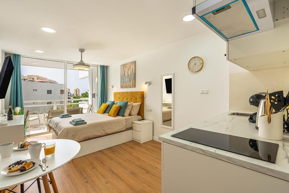 Bed, Living room, Photo of the whole room, Dining area