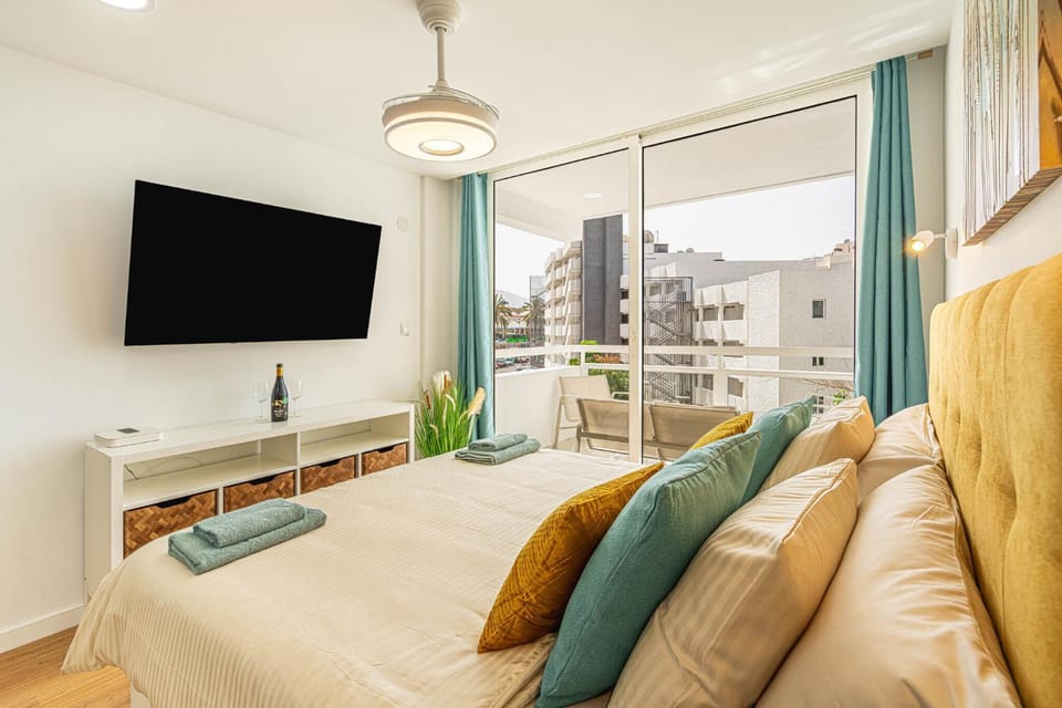 Bed, TV and multimedia, towels