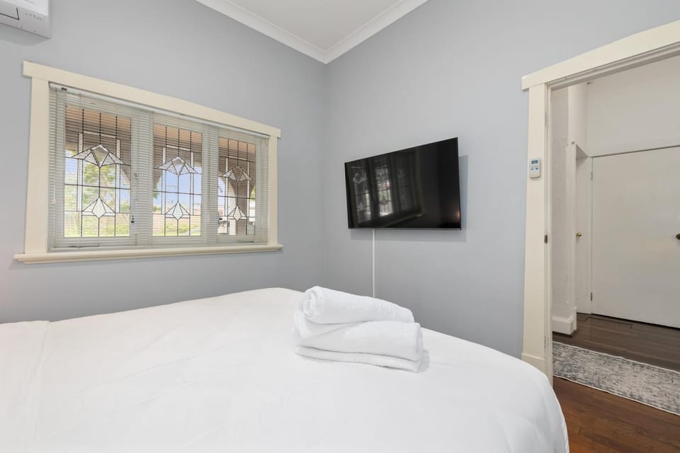 Bed, TV and multimedia, towels