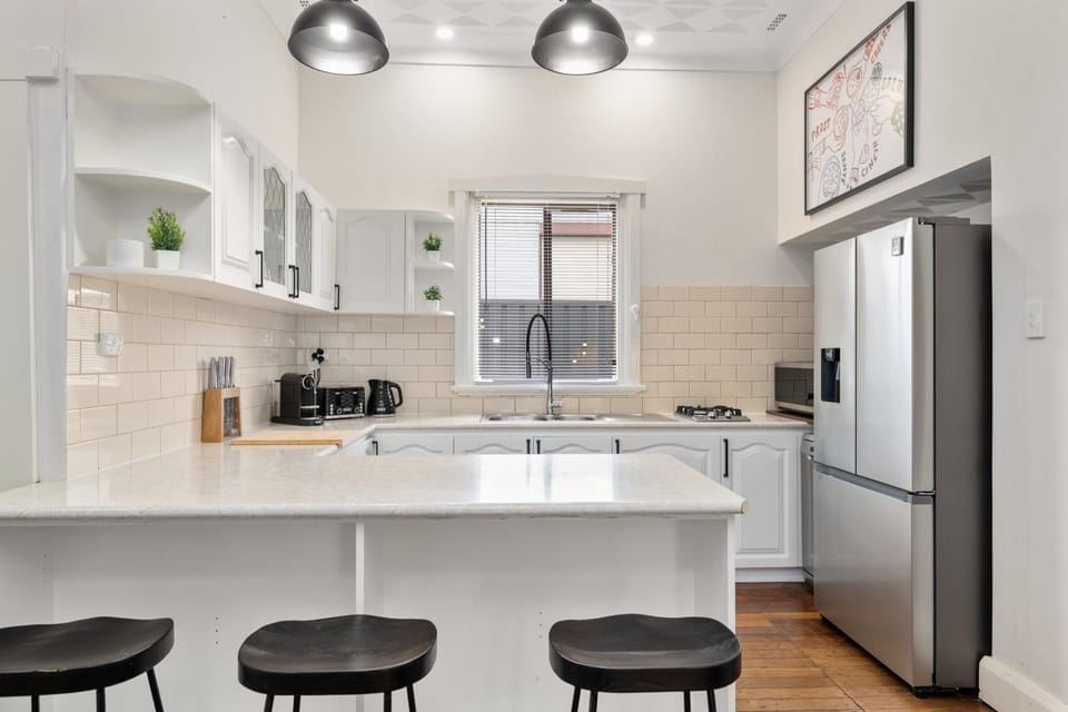 Coffee/tea facilities, Kitchen or kitchenette, dishwasher, stove, toaster