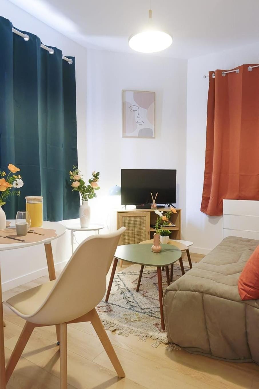 Communal lounge/ TV room, TV and multimedia, Living room, Seating area, Dining area