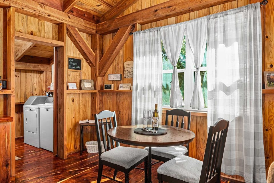 Saw Mill Cabin - Hot Tub & 10 Mins to Main St Cabin in Rio Grande