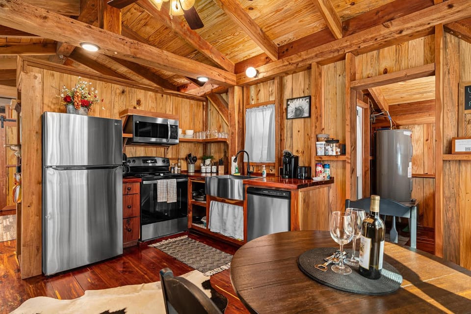 Saw Mill Cabin - Hot Tub & 10 Mins to Main St Cabin in Rio Grande