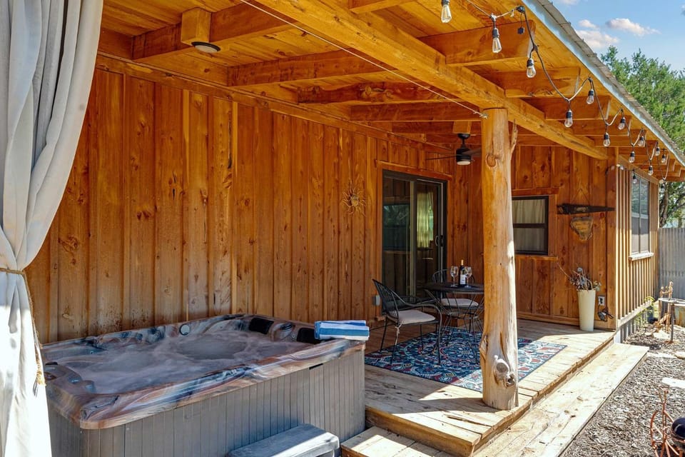 Saw Mill Cabin - Hot Tub & 10 Mins to Main St Cabin in Rio Grande