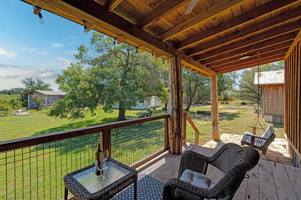 Texas Saw Mill Cabin - Hot Tub & 10 Mins to Main St Cabin in Rio Grande