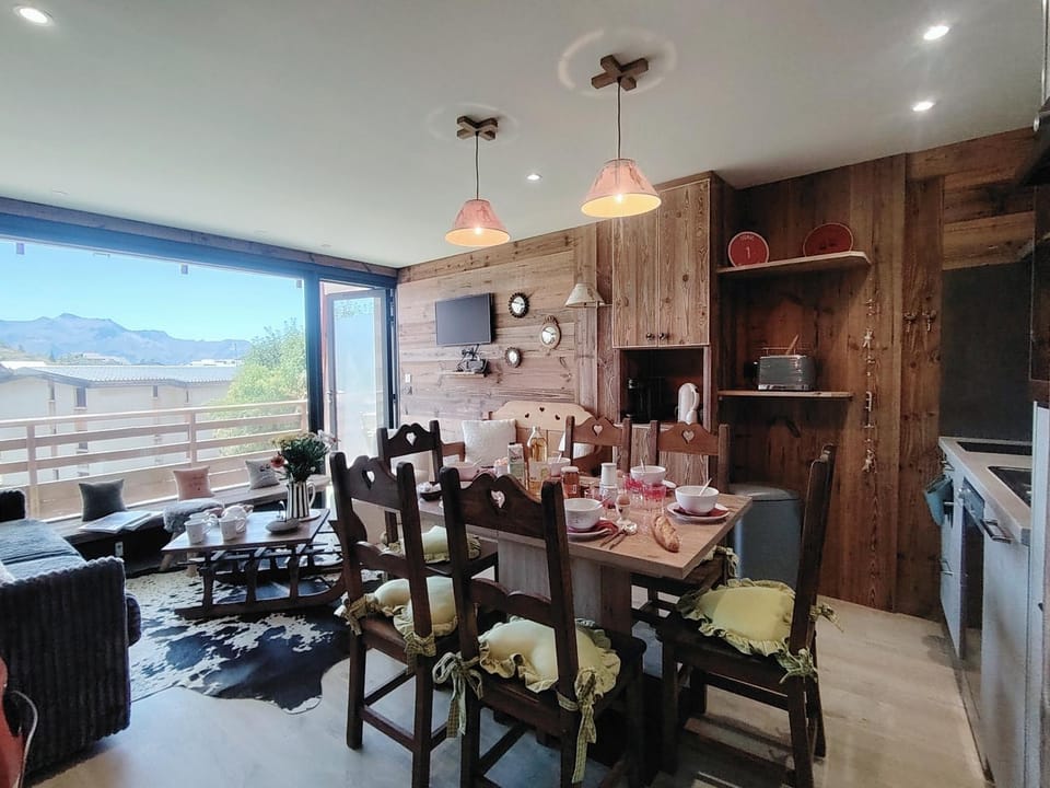 Kitchen or kitchenette, Dining area