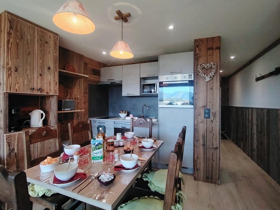 Kitchen or kitchenette, Dining area