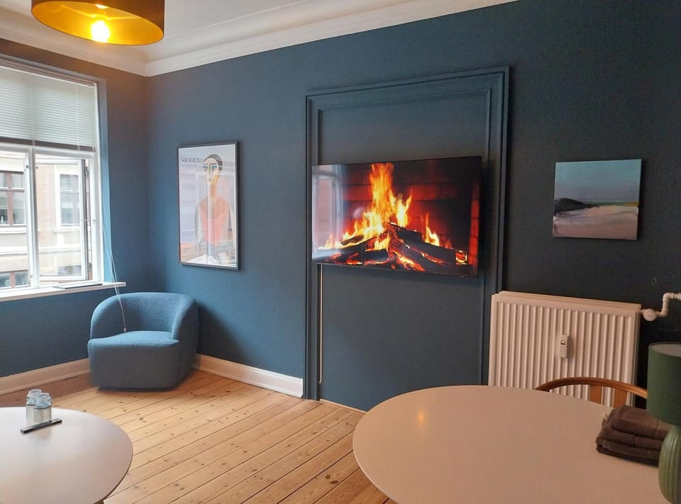 TV and multimedia, Living room, Seating area, Bedroom