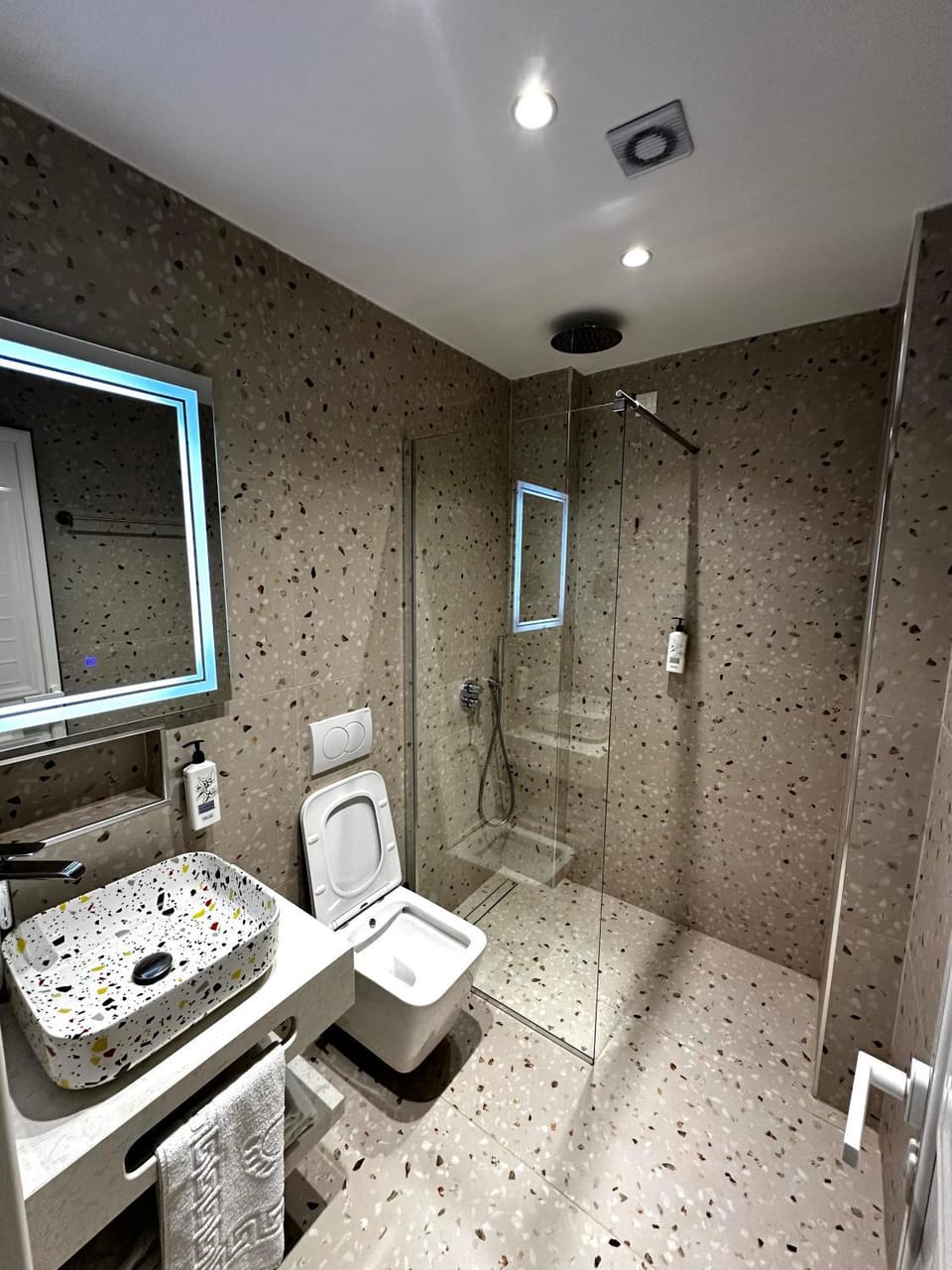 Shower, Toilet, Bathroom, towels