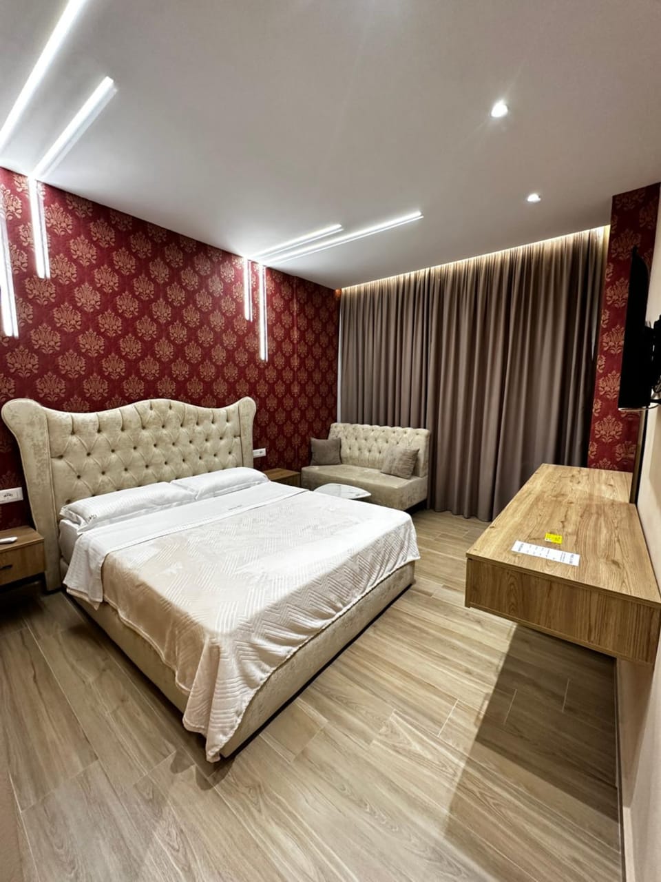 Bed, TV and multimedia, Photo of the whole room, Bedroom