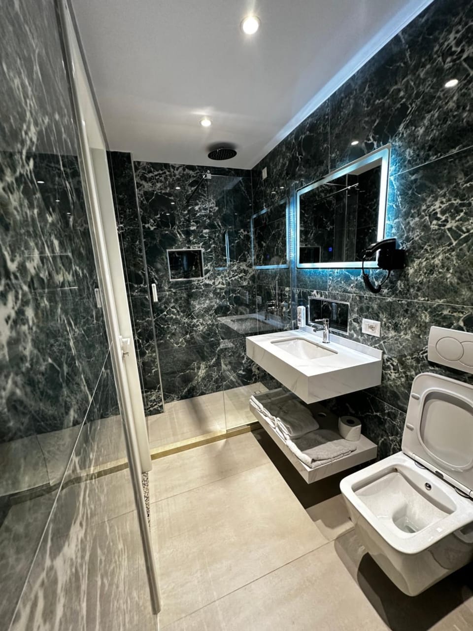 Shower, Toilet, Bathroom, towels