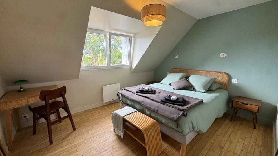 Bed, Photo of the whole room, Bedroom, towels