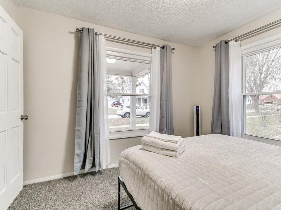 Cozy House Near Iowa State Fairgrounds! House in Des Moines
