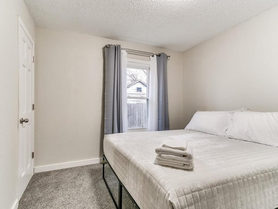 Cozy House Near Iowa State Fairgrounds! House in Des Moines