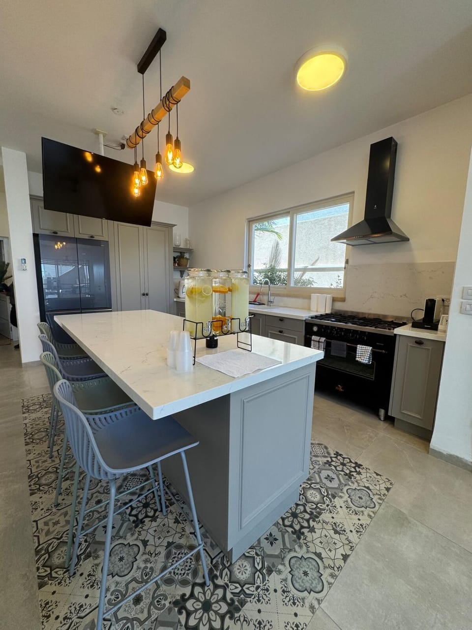 Kitchen or kitchenette, Dining area, oven