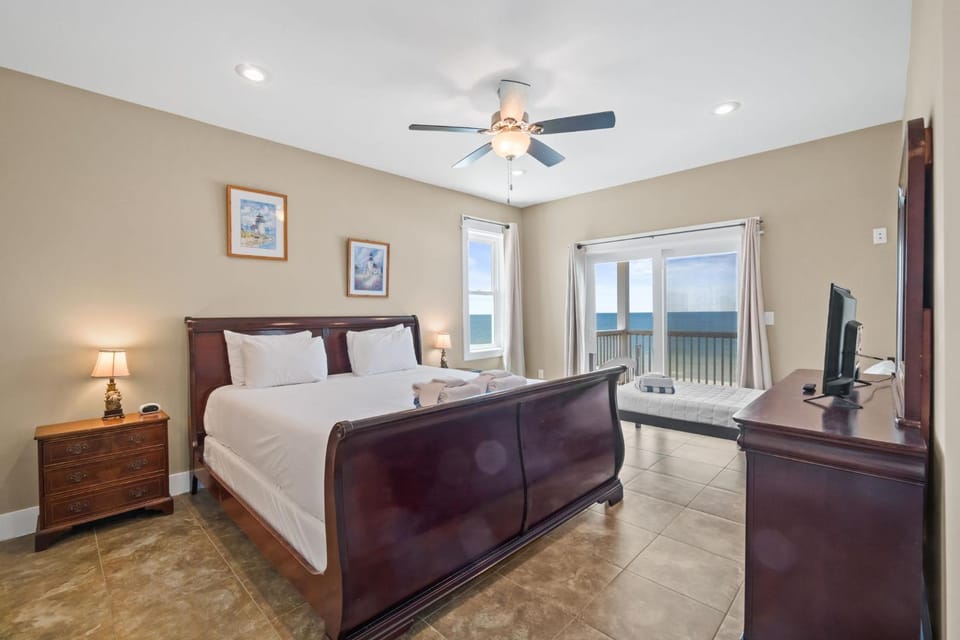 Coasting On Catamaran- family friendly gulf front wifi pets welcome House in Florida