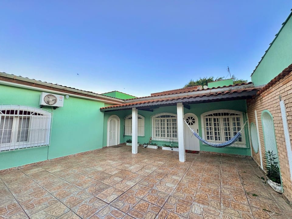 Casa com piscina na praia das palmeiras House in Caraguatatuba