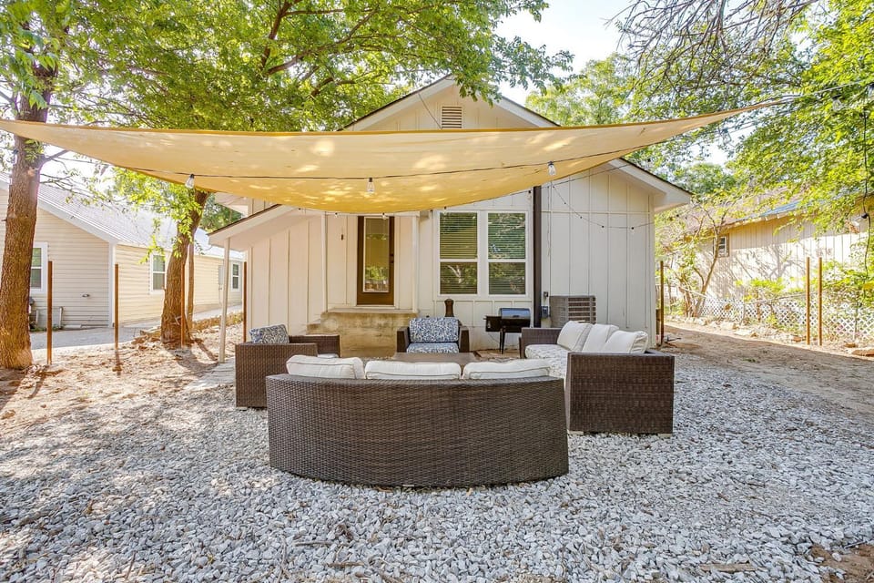 NEW The Round Up, 4BR, Walk to TSU, Downtown House in Stephenville