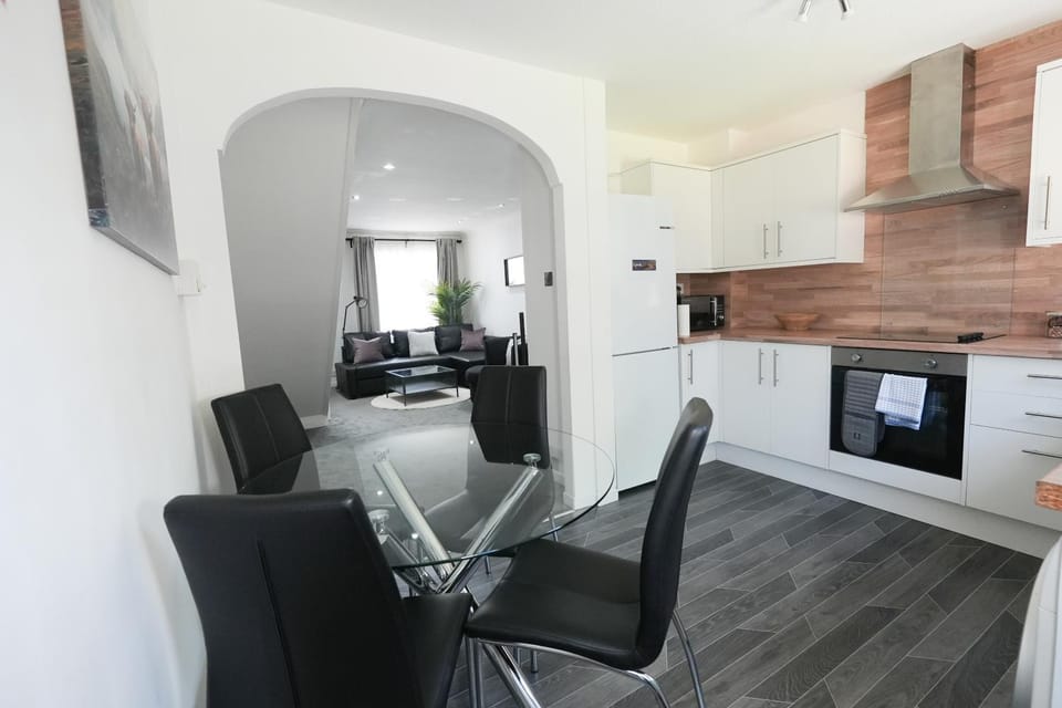 Kitchen or kitchenette, Seating area, Dining area, stove