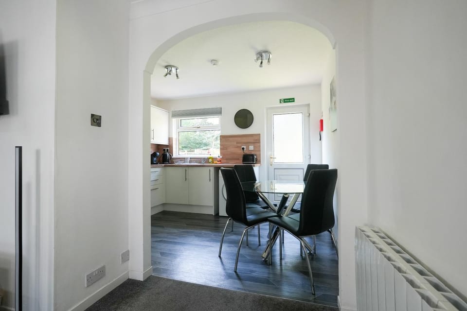 Kitchen or kitchenette, Seating area, Dining area