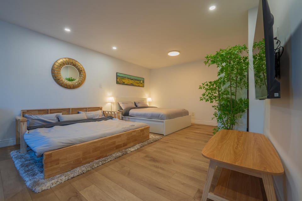 Photo of the whole room, Bedroom