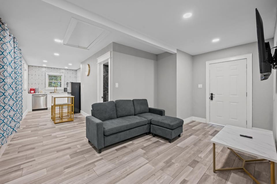 Charming Heights Apartment Near Cafes & Dining Apartment in Houston