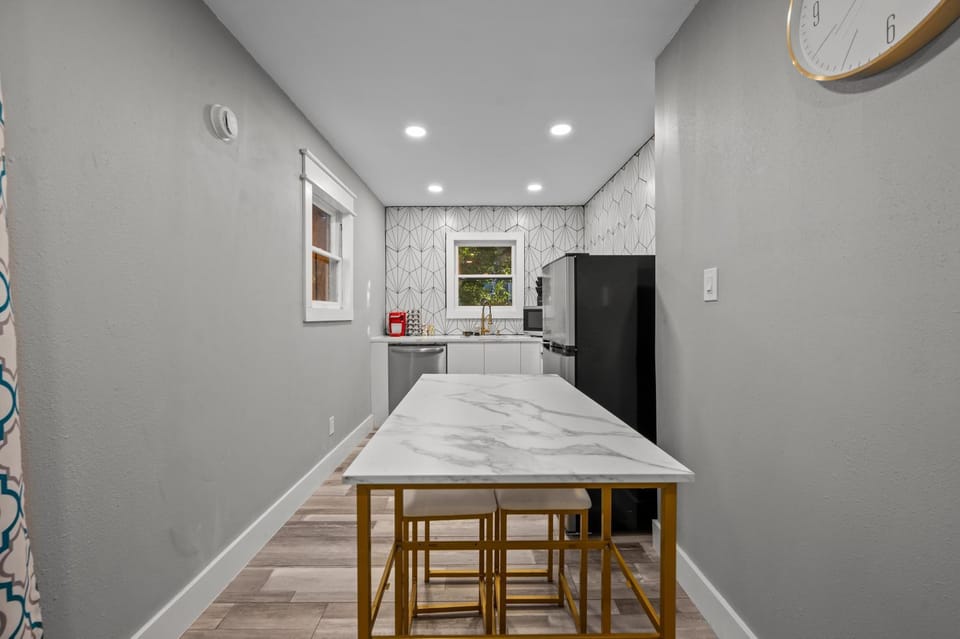 Charming Heights Apartment Near Cafes & Dining Apartment in Houston