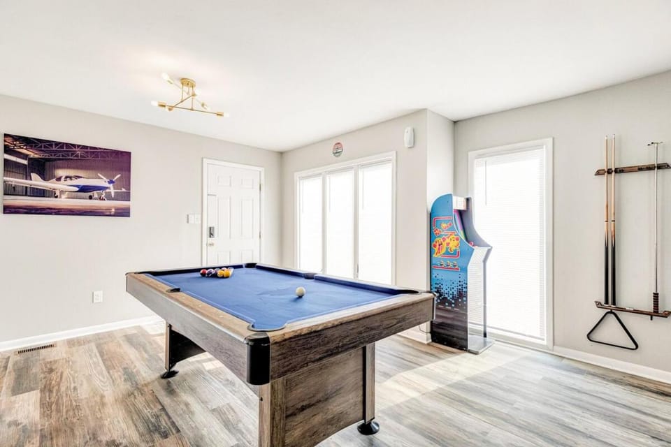 Billiard, Living room, Family
