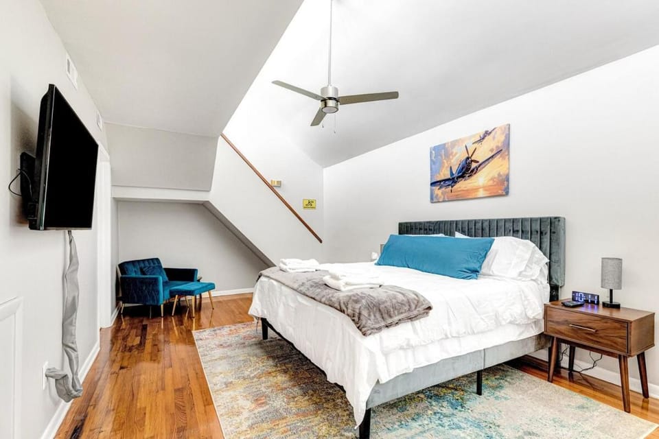 Bed, TV and multimedia, Photo of the whole room, Seating area, Bedroom