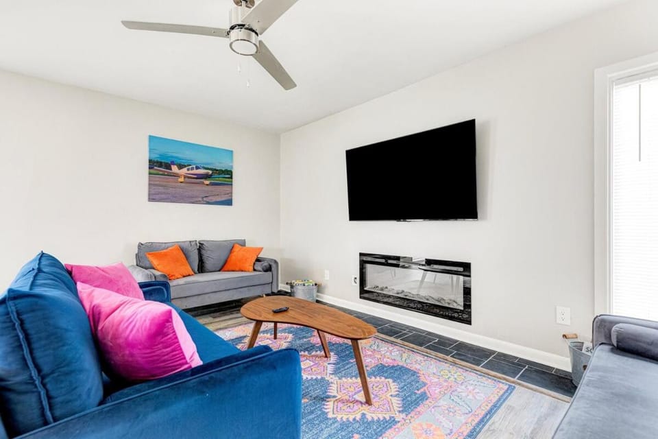 TV and multimedia, Living room, Seating area, Evening entertainment, fireplace