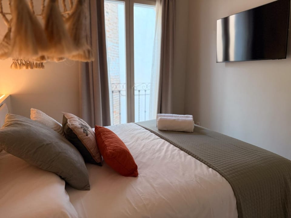 Bed, TV and multimedia, Bedroom