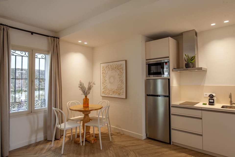 Kitchen or kitchenette, Dining area
