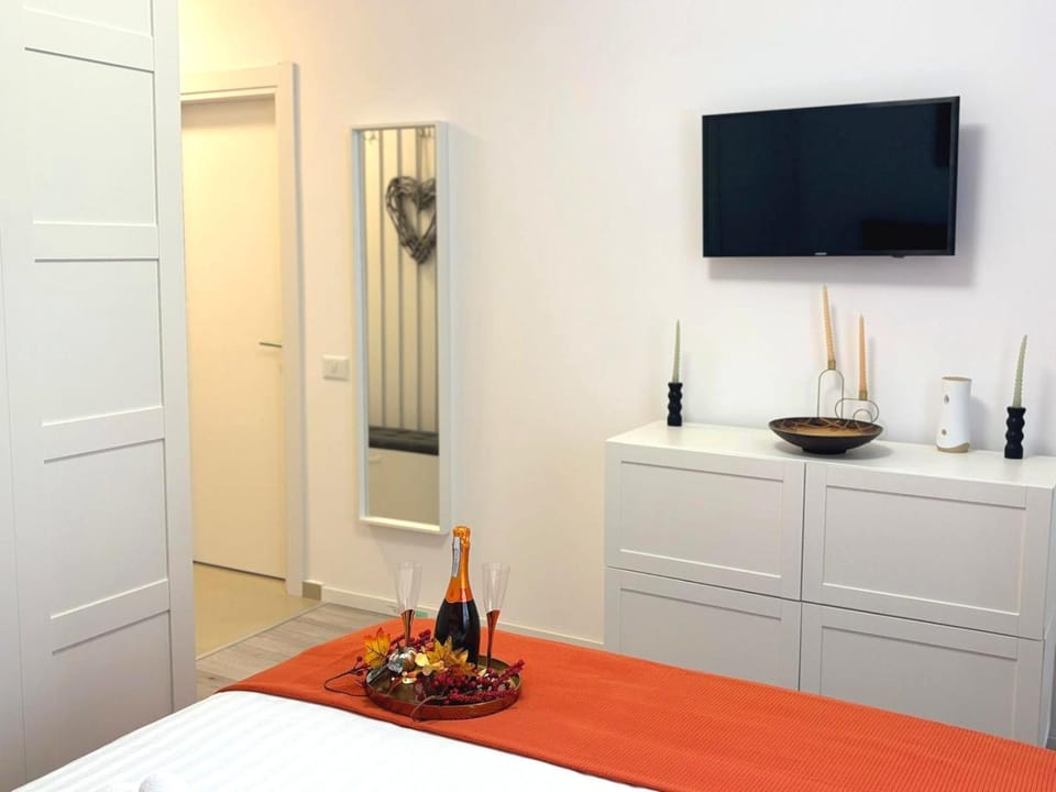 Bed, TV and multimedia, Photo of the whole room, Bedroom