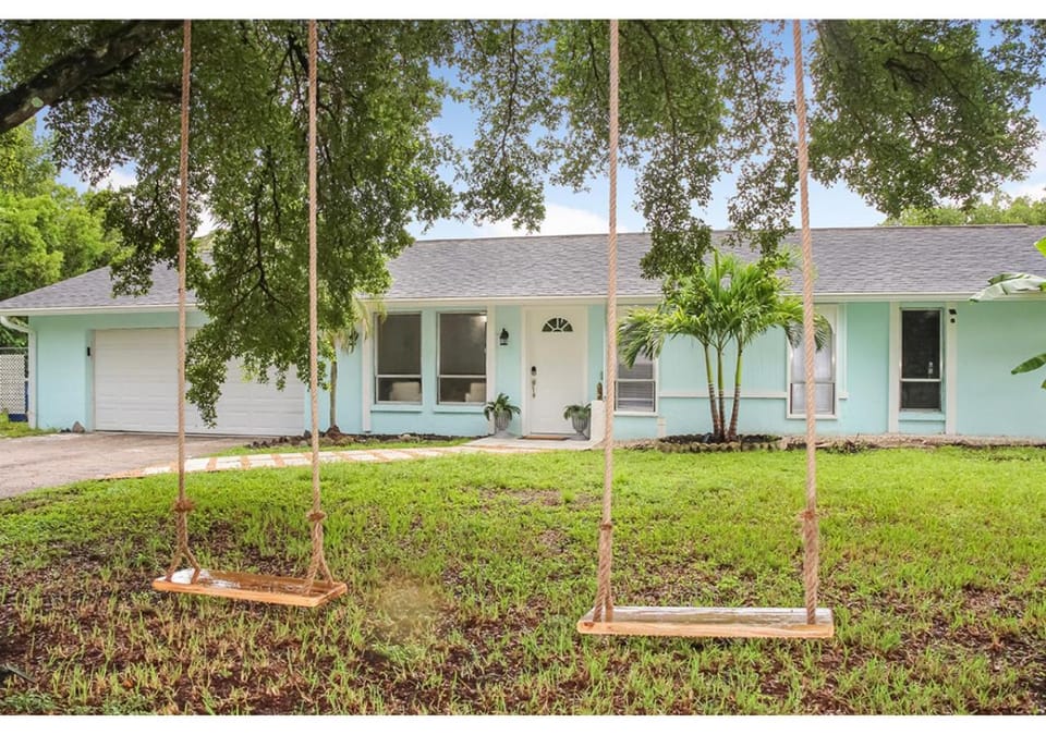 Property building, Spring, Day, Natural landscape, Garden, Garden view
