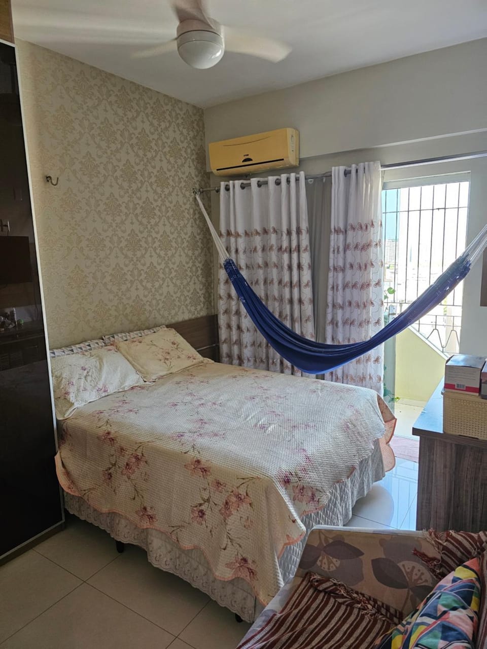 Photo of the whole room, Bedroom