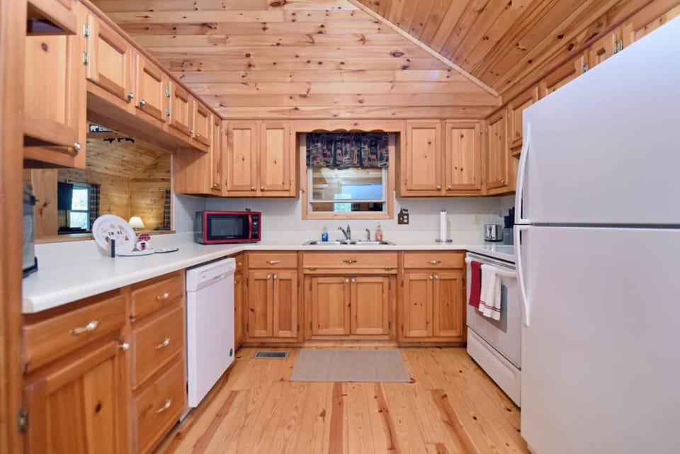 S'more Waggin' Cabin: Pet-Friendly--wifi, firepit, pool table Cabin in Georgia