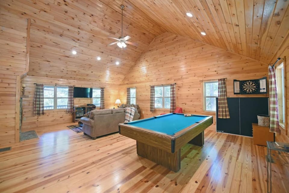 S'more Waggin' Cabin: Pet-Friendly--wifi, firepit, pool table Cabin in Georgia