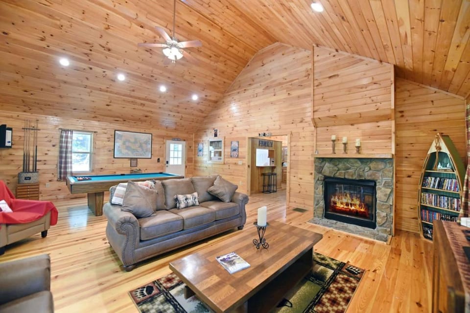 S'more Waggin' Cabin: Pet-Friendly--wifi, firepit, pool table Cabin in Georgia