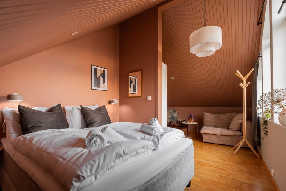 Bed, Bedroom, towels