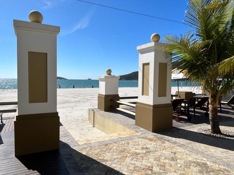 Golfinhos Apart hotel - apto térreo na praia com café da manhã! Apartment hotel in Florianopolis