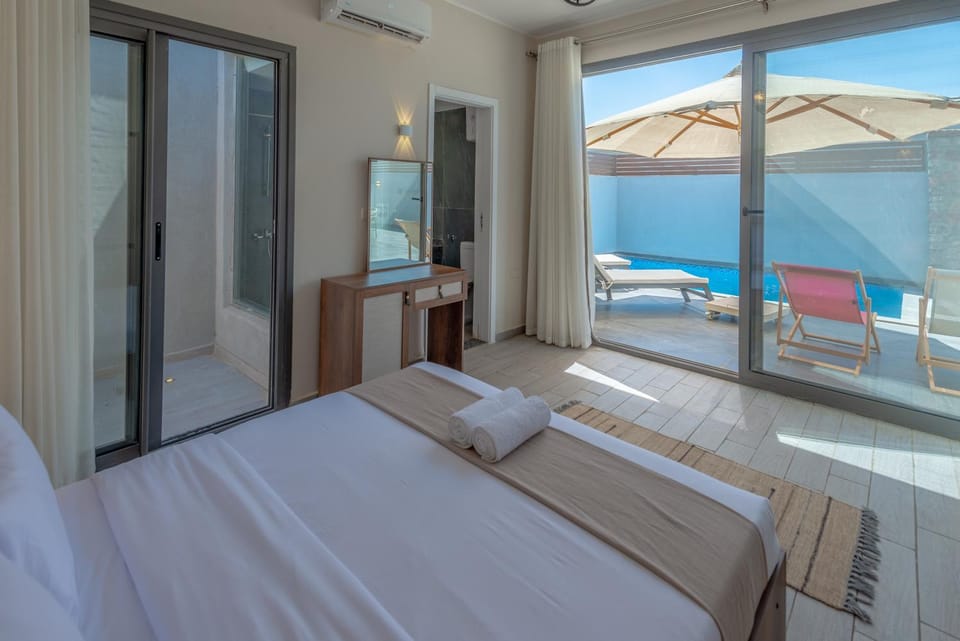 Bed, Pool view, Swimming pool, sunbed, towels
