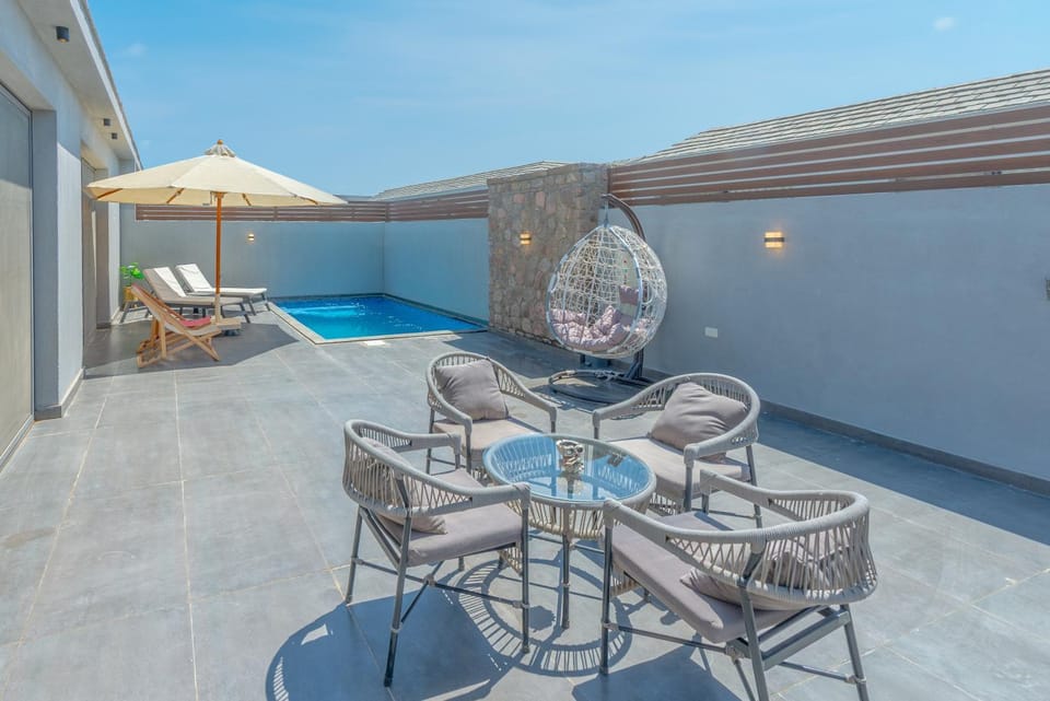 Day, View (from property/room), Seating area, Pool view, Swimming pool, sunbed