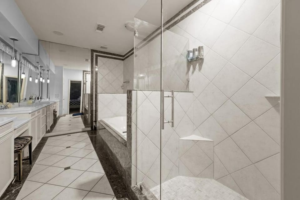 Montrose Spacious 3 Bedroom Art House Sleeps 14 Apartment in Houston
