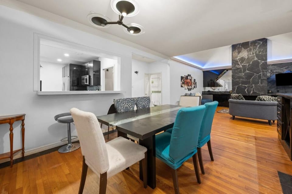 Montrose Spacious 3 Bedroom Art House Sleeps 14 Apartment in Houston