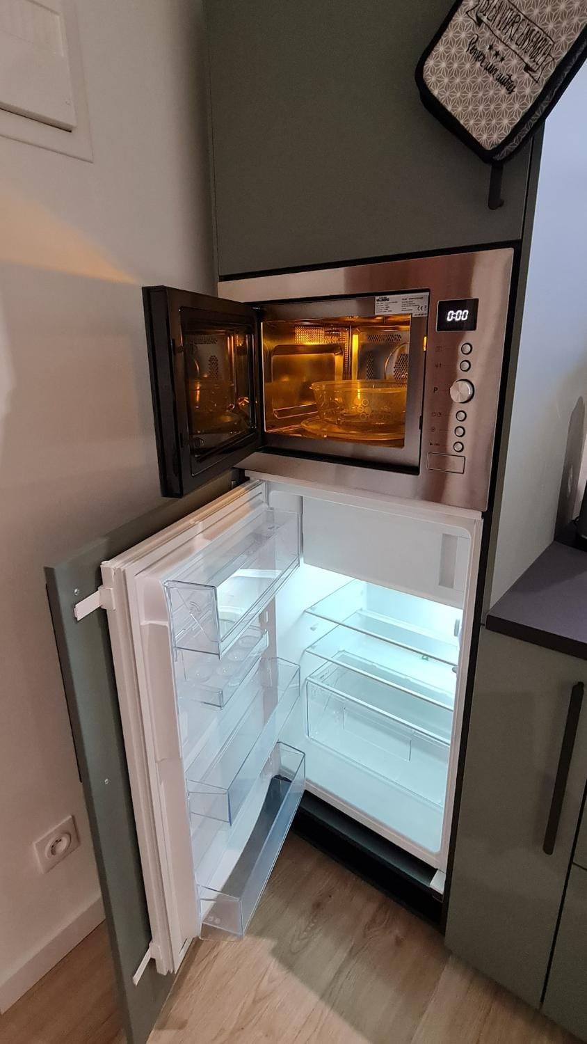 Kitchen or kitchenette, oven