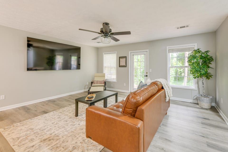 2 Mi to Tiger Territory! Condo w/ Community Pool House in Auburn