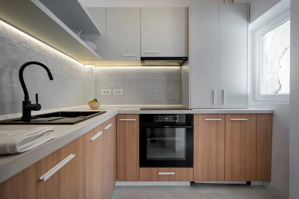 Kitchen or kitchenette, dishwasher, oven